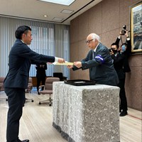 手塚まさゆきさんに当選証書授与