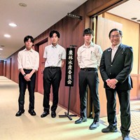 愛知県議会（学生インターンと共に）